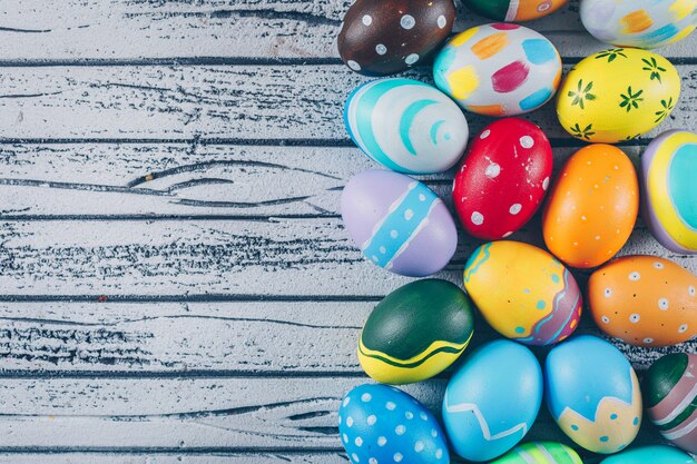 Niektóre Easter jajka na lekkim drewnianym tle