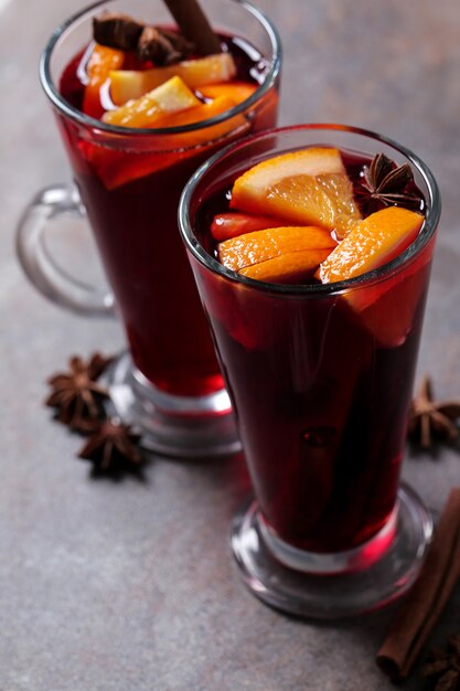 Niemiecki Glühwein, znany również jako grzane wino lub wino przyprawione