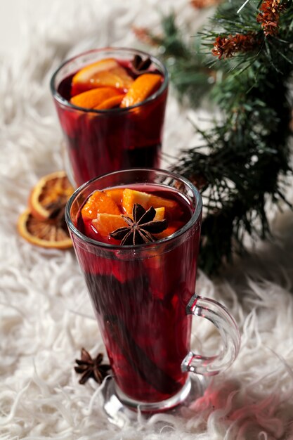 Niemiecki Glühwein, znany również jako grzane wino lub wino przyprawione