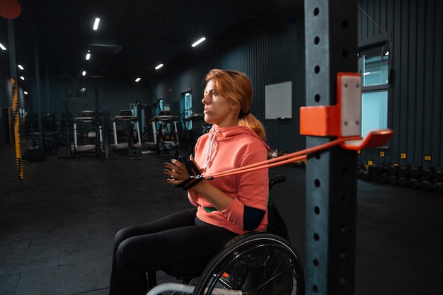 Niepełnosprawna Kobieta Trenująca Na Siłowni Centrum Rehabilitacyjnego Darmowe Zdjęcia