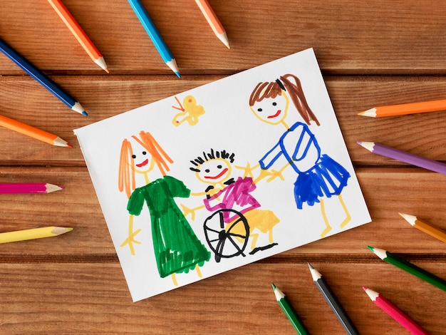 Bezpłatne zdjęcie niepełnosprawne dziecko i przyjaciele rysowani ołówkami
