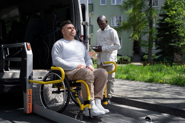 Niepełnosprawny mężczyzna na wózku inwalidzkim w pełnym ujęciu