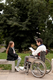 Niepełnosprawny mężczyzna pomagający dziewczynie się uczyć