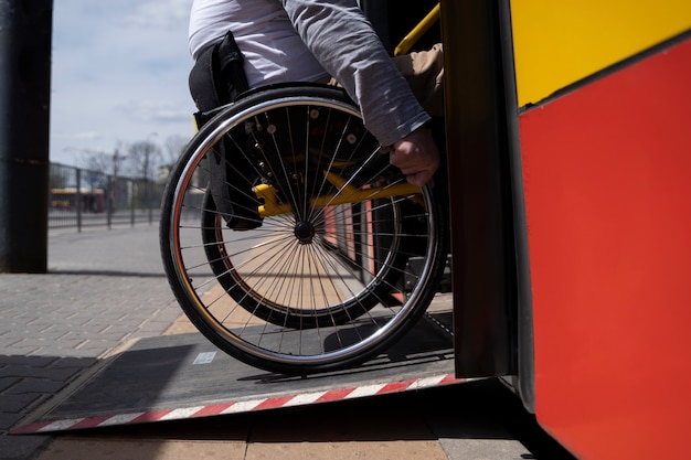 Niepełnosprawny mężczyzna wsiadający do autobusu z boku