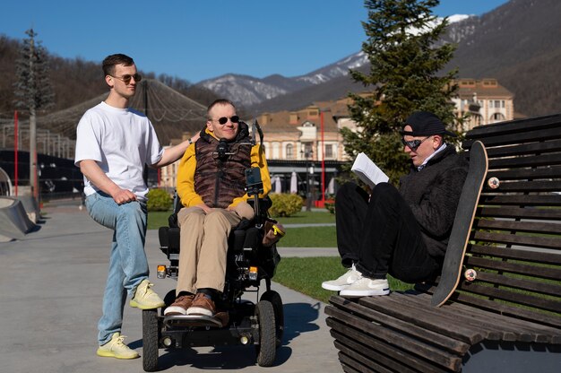 Bezpłatne zdjęcie niepełnosprawny mężczyzna z przyjaciółmi na zewnątrz