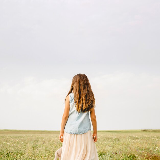 Nierozpoznana dziewczyna stoi w polu