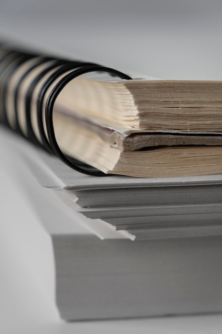 Bezpłatny plik Zdjęcie nieruchomość stosów papierów i dokumentów