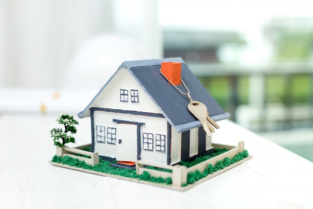 Nieruchomość z modelem domu i kluczami