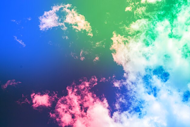 Niesamowite piękne niebo artystyczne z kolorowymi chmurami