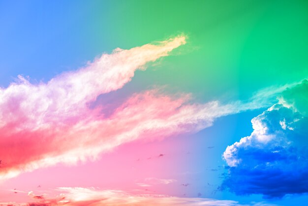 Niesamowite piękne niebo artystyczne z kolorowymi chmurami