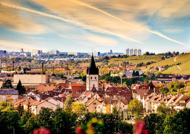 Niesamowite stare europejskie miasto na zachmurzonym niebie