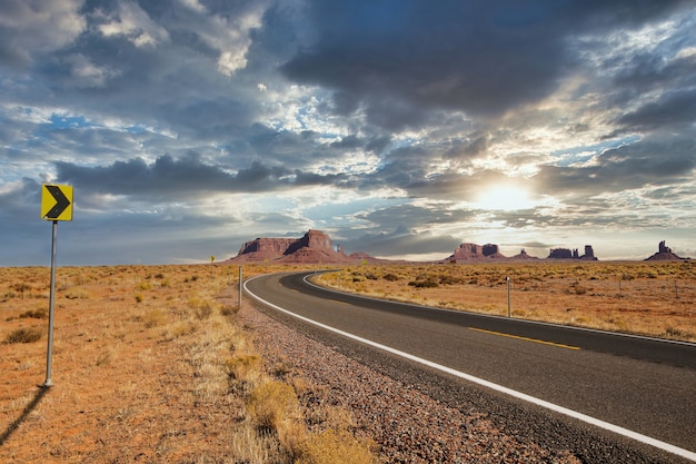 Niesamowite ujęcie doliny Oljato – Monument Valley w stanie Utah w USA