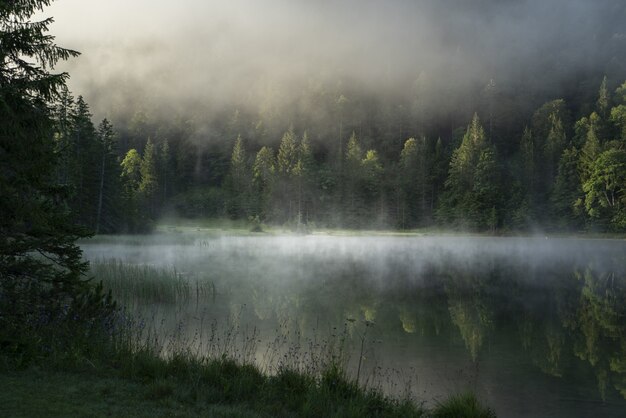 Niesamowite ujęcie jeziora Ferchensee w Bawarii w Niemczech