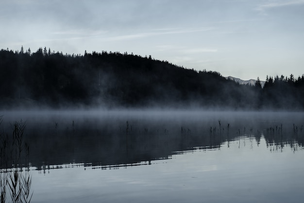 Niesamowite ujęcie jeziora Ferchensee w Bawarii w Niemczech