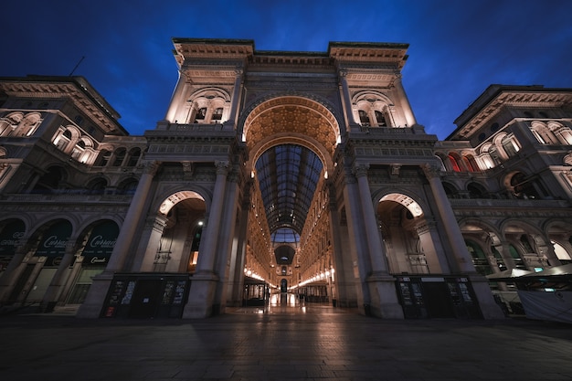 Niesamowite ujęcie niesamowitej architektury Galleria Vittorio Emanuele II w oddali nocnego nieba