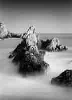 Bezpłatne zdjęcie niesamowite ujęcie w skali szarości kamienistej plaży na guernsey