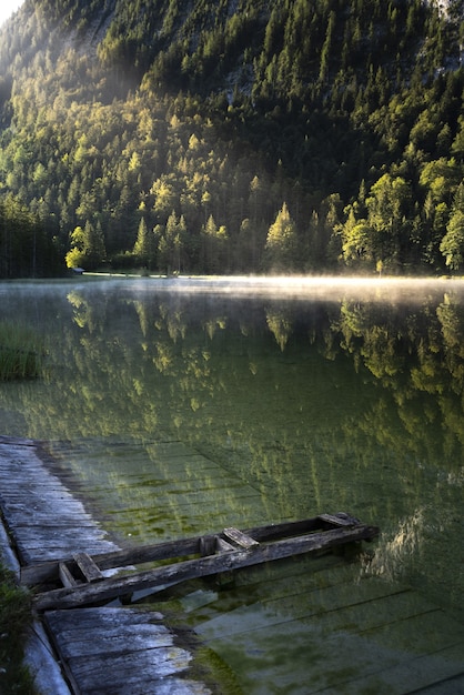 Bezpłatne zdjęcie niesamowite zdjęcie jeziora ferchensee w bawarii, niemcy