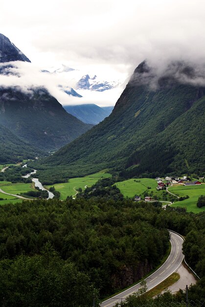 Niesamowity górski krajobraz z zapierającą dech w piersiach norweską przyrodą w Norwegii
