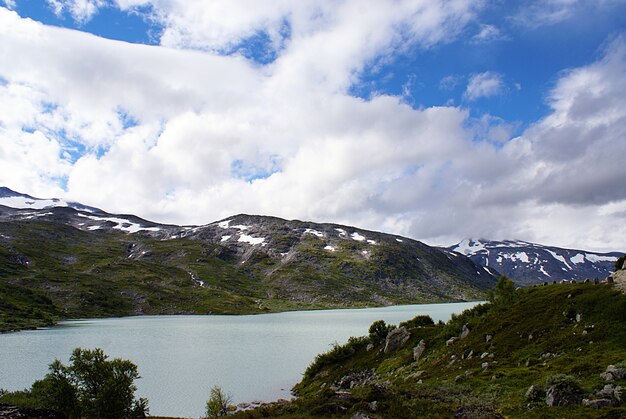 Niesamowity górzysty krajobraz z pięknym jeziorem w Norwegii