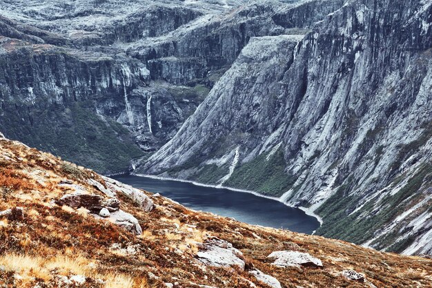 Niesamowity widok na piękny norweski fiord. Trolltunga.