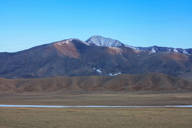 Niesamowity zimowy krajobraz w Mongolii Kolorowa sceneria w górach Park Narodowy Tsagaan Shuvuut