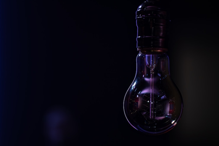 Bezpłatny plik Zdjęcie nieświecąca lampa wisi w ciemnym rozmytym tle kopii przestrzeni.