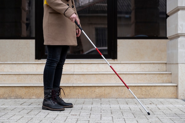 Niewidoma Kobieta Chodząca Przy Użyciu Laski