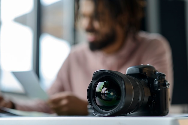 Niewyraźne człowiek z aparatem fotograficznym