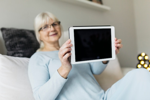 Bezpłatne zdjęcie niewyraźne kobieta wyświetlone tabletki