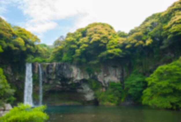 Niewyraźne Wodospad Cheonjiyeon jest wodospadem na wyspie Jeju, Sou