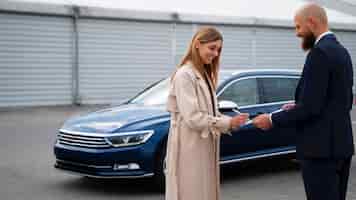 Bezpłatne zdjęcie niezależna finansowo kobieta kupująca nowy samochód