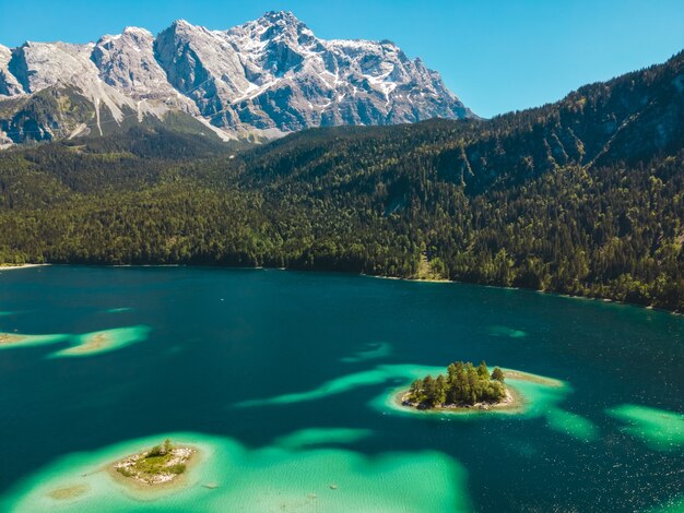 Niezwykle piękny widok z lotu ptaka na Eibsee w Niemczech.