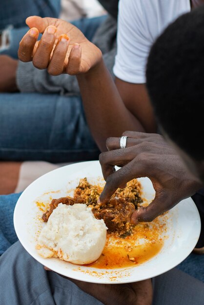 Nigeryjczycy pod wysokim kątem z pysznym jedzeniem?