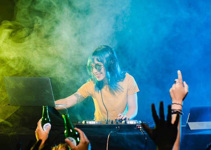 Bezpłatny plik Zdjęcie niski kąt buźkę kobiet dj na mikserze