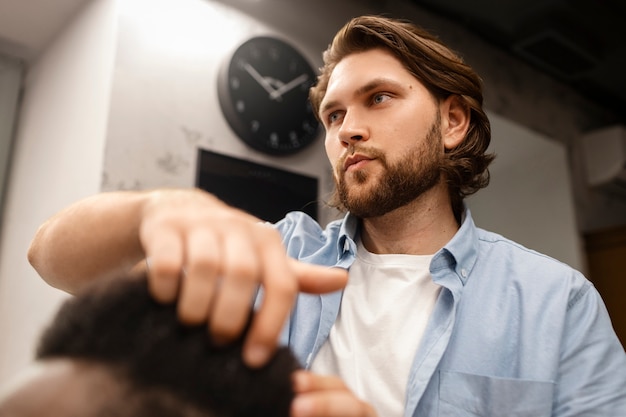 Bezpłatne zdjęcie niski kąt człowieka w salonie fryzjerskim