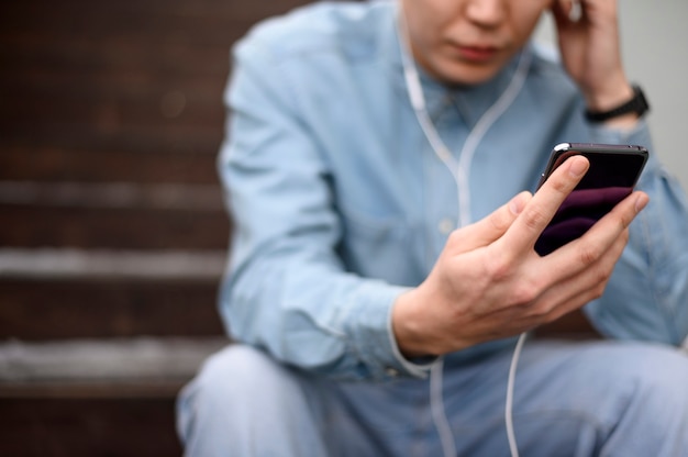 Niski kąt człowieka za pomocą telefonu