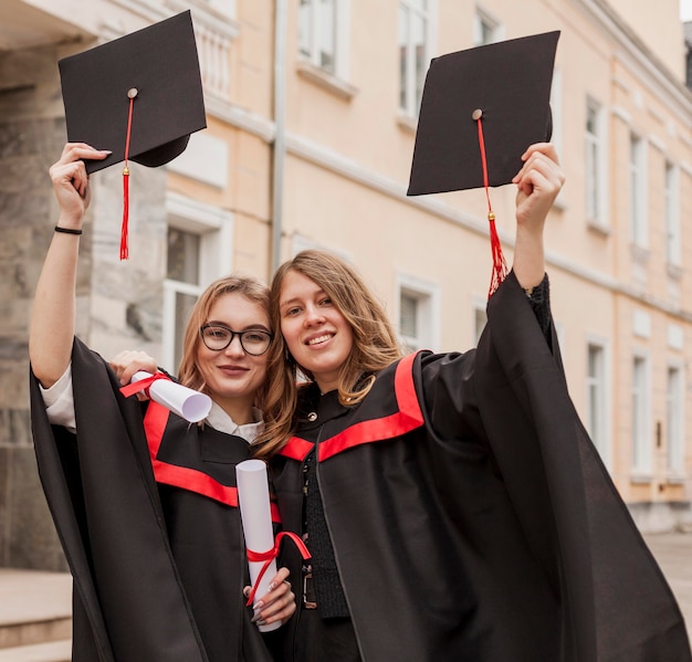 Niski kąt dziewcząt na ukończeniu szkoły