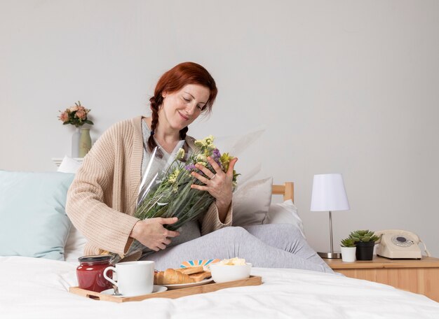 Niski kąt kobieta z bukietem kwiatów