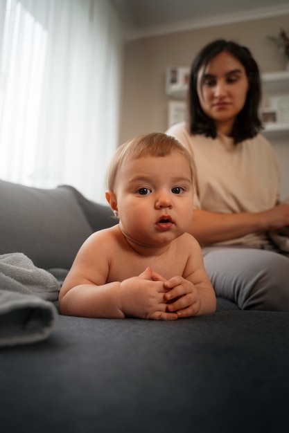 Bezpłatne zdjęcie niski kąt matki patrząc na dziecko