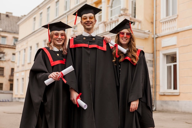 Niski kąt młodych studentów