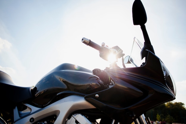 Niski kąt motocykla na słońcu