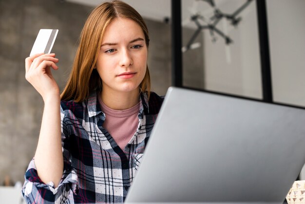 Niski kąt strzału kobiety patrząc na laptopa