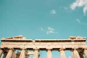 Bezpłatne zdjęcie niski kąt strzału kolumn panteonu akropolu w atenach, grecja pod niebem