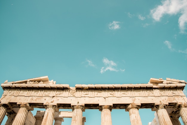 Niski kąt strzału kolumn Panteonu Akropolu w Atenach, Grecja pod niebem