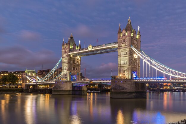 Niski kąt strzału słynnego zabytkowego mostu Tower Bridge w Londynie w godzinach wieczornych