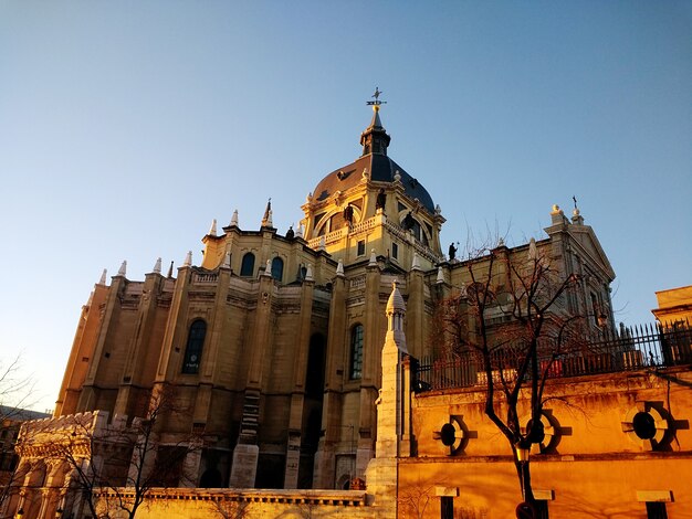 Niski kąt strzału w katedrze Almudena w Hiszpanii pod błękitnym niebem