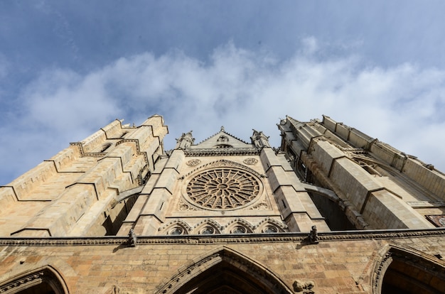 Bezpłatne zdjęcie niski kąt strzału w zabytkowej catedral de leon w hiszpanii pod zachmurzonym niebem
