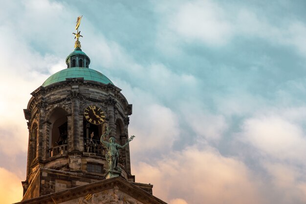 Niski kąt strzału z Pałacu Królewskiego na placu Dam w Amsterdamie, Holandia