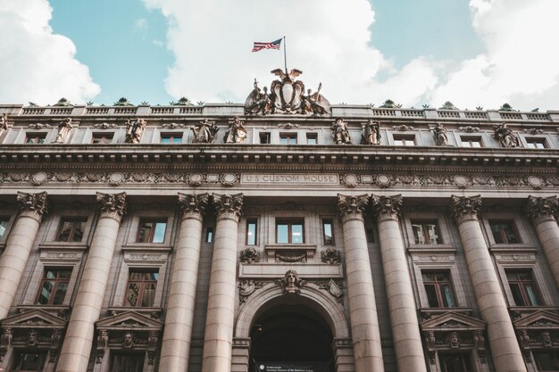 Niski kąt strzału z US Custom House w Battery Park, w Nowym Jorku, USA