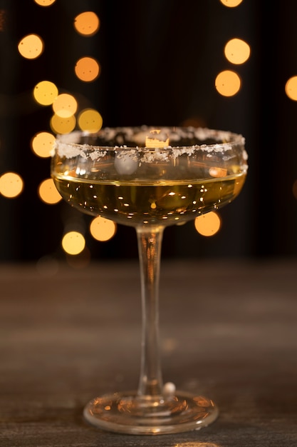 Bezpłatne zdjęcie niski kąt szkła z szampanem na noc nowego roku